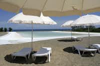 Camping Lamaforca - Pool vom Campingplatz mit Liegestühlen, Sonnenschirmen und Blick auf das Mittelmeer