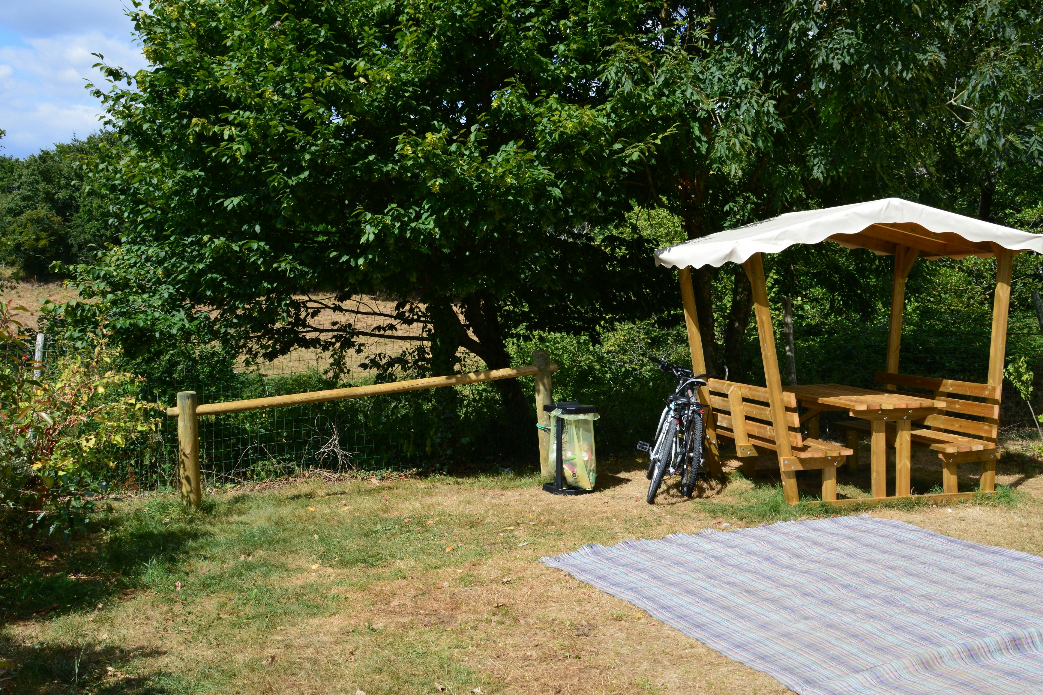 Camping l'Ambois - Zeltplatz im Schatten der Bäume