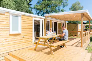 Camping Landal Sonnenberg - Camper auf der Veranda vom Mobilheim auf dem Campingplatz