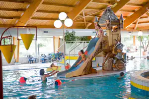 Camping Landal Sonnenberg - Camper im Kinderbecken vom Indoor Pool auf dem Campingplatz
