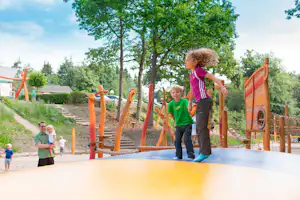 Camping Landal Sonnenberg - Kinder auf dem Trampolin am Spielplatz vom Campingplatz
