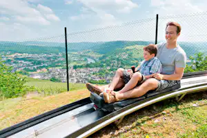 Camping Landal Warsberg - Camper auf der Sommerrodelbahn vom Campingplatz