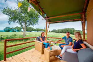 Camping Landal Warsberg - Camper auf der Veranda vom Campingplatz mit Blick auf ins Grüne
