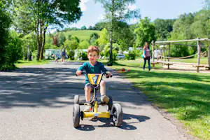 Camping Landal Wirfttal - Kind auf Kettcar vom Campingplatz