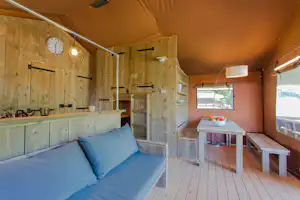 Camping Landal Wirfttal - Sofa und Esstisch im Mobilheim vom Campingplatz