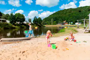 Camping Landal Wirfttal - spielende Kinder am Strand vom Campingplatz am See
