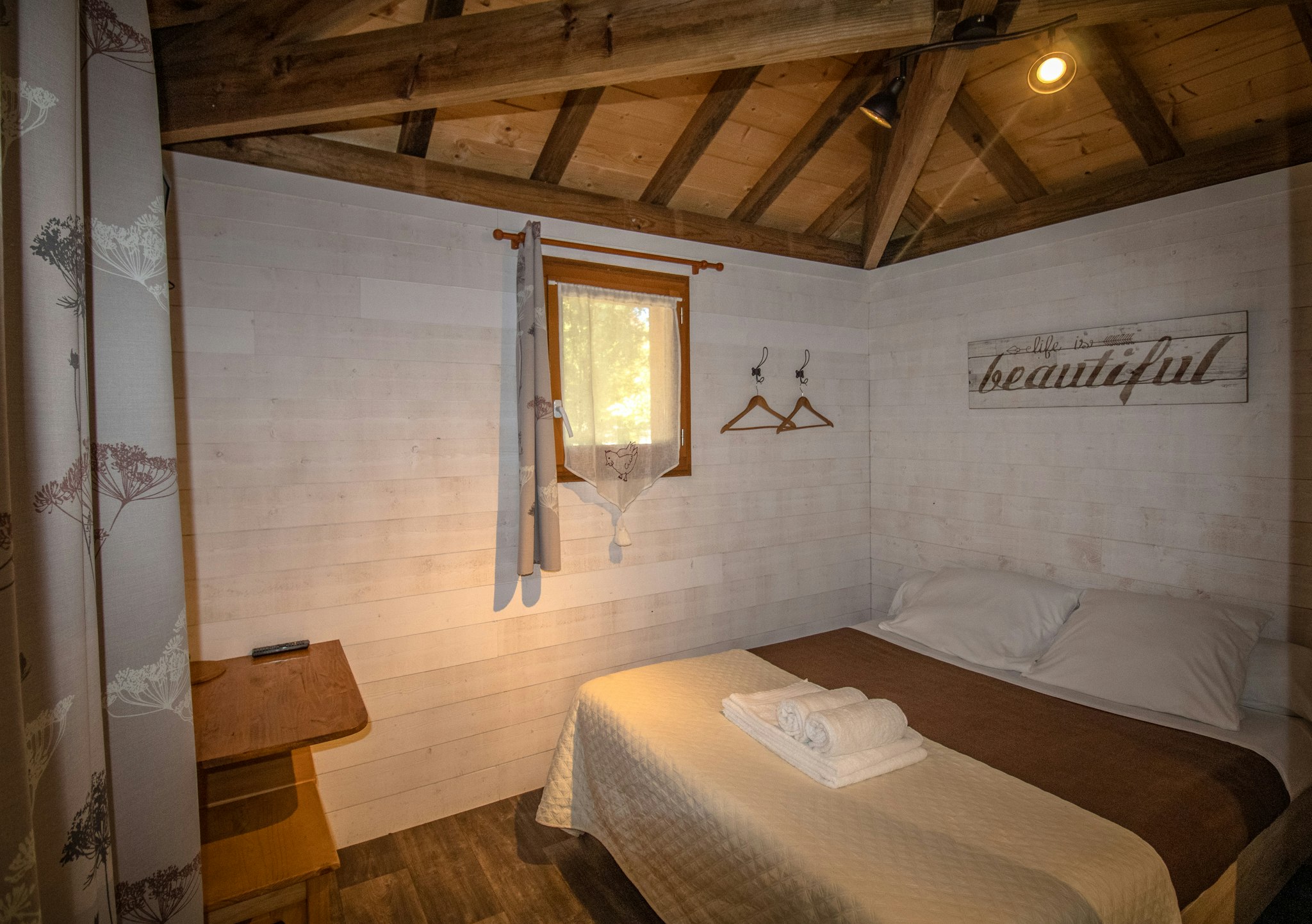 Camping Landes Azur  - Doppelbett im Schlafzimmer eines Mobilheims