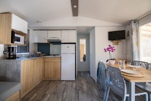 Camping Landes Azur - Innenansicht eines Mobilheims mit Küche