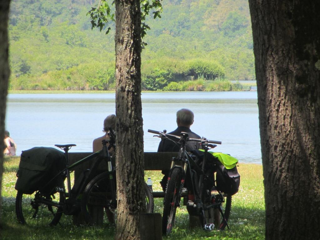Camping Landes Azur - Camper mit Fahrrädern entspannen auf einer Parkbank