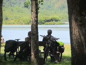 Camping Landes Azur - Camper mit Fahrrädern entspannen auf einer Parkbank
