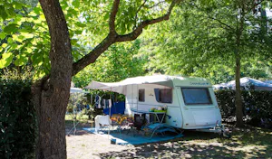 Camping Landes Azur - Standplätze zwischen den Bäumen auf dem Campingplatz