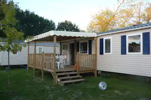 Camping Landes Bleues - Mobilheim vom Campingplatz auf grüner Wiese