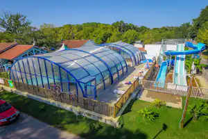 Camping Landes Bleues - Pool vom Campingplatz mit Liegestühlen in der Sonne und Wasserrutsche