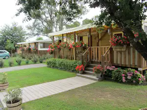 Camping Landes Oceanes - Mobilheim mit Terrasse auf dem Campingplatz