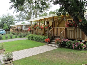 Camping Landes Oceanes - Mobilheim mit Terrasse auf dem Campingplatz