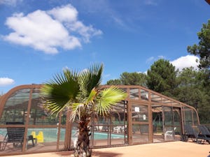 Camping Landes Oceanes - Überdachung über dem Pool des Campingplatzes