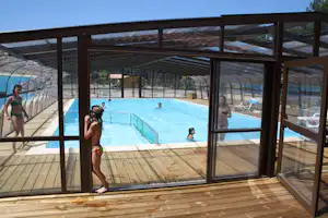 Camping Landes Oceanes - Pool mit Überdachung auf dem Campingplatz