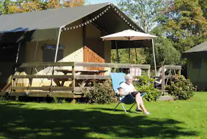Camping Landgoed Lemmenhof - Mobilheim mit Terrasse auf dem Campingplatz