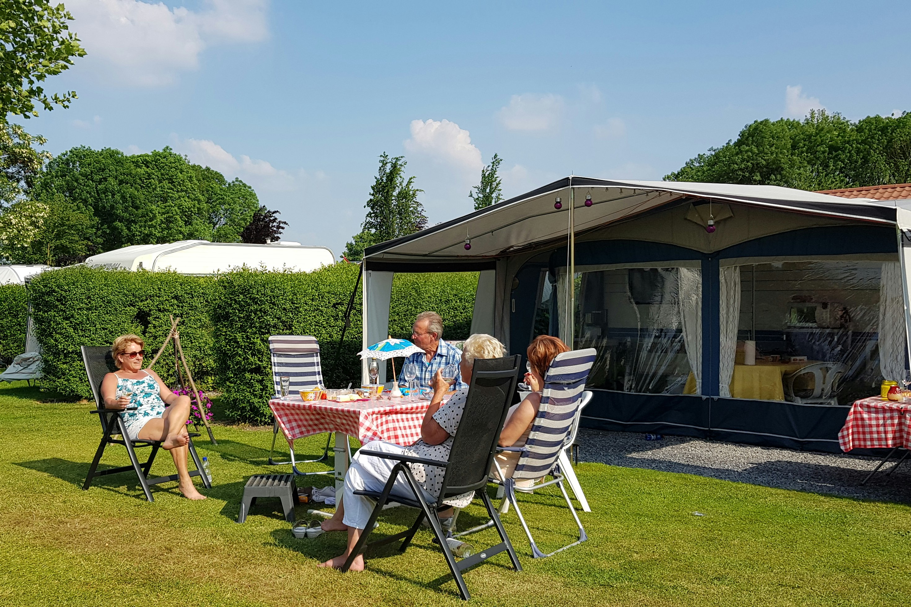 Camping Landgoed Lemmenhof - Camper auf ihrem parzellierten Standplatz