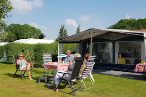 Camping Landgoed Lemmenhof - Camper auf ihrem parzellierten Standplatz