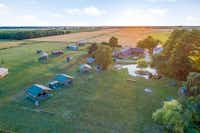 Camping Landgoed Voigtsmühle - Glamping-Zelte, Tiny Houses und Standplätze auf der Wiese auf dem Campingplatz