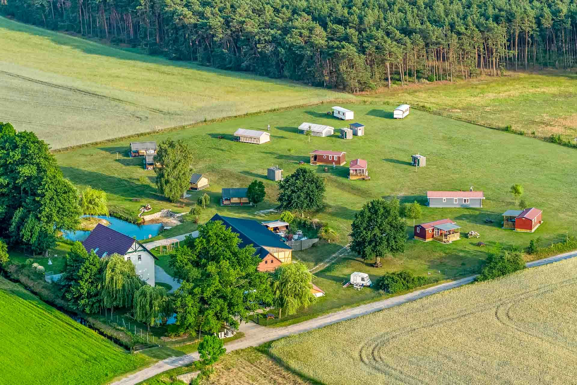 Camping Landgoed Voigtsmühle - Luftaufnahme des Campingplatzes umgeben von Feldern und Natur
