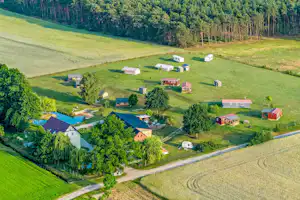Camping Landgoed Voigtsmühle - Luftaufnahme des Campingplatzes umgeben von Feldern und Natur