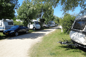 Camping Lann Brick - Strasse des Campingplatzes mit Stellplätzen an beiden Seiten