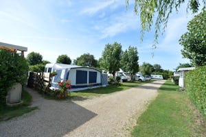 Camping Lann Brick - Wohnwagen- und Zeltstellplatz mit Begrünung auf dem Campingplatz