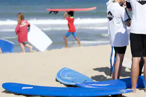 Camping Laouba - Surfen am Strand in der Nähe vom Campingplatz