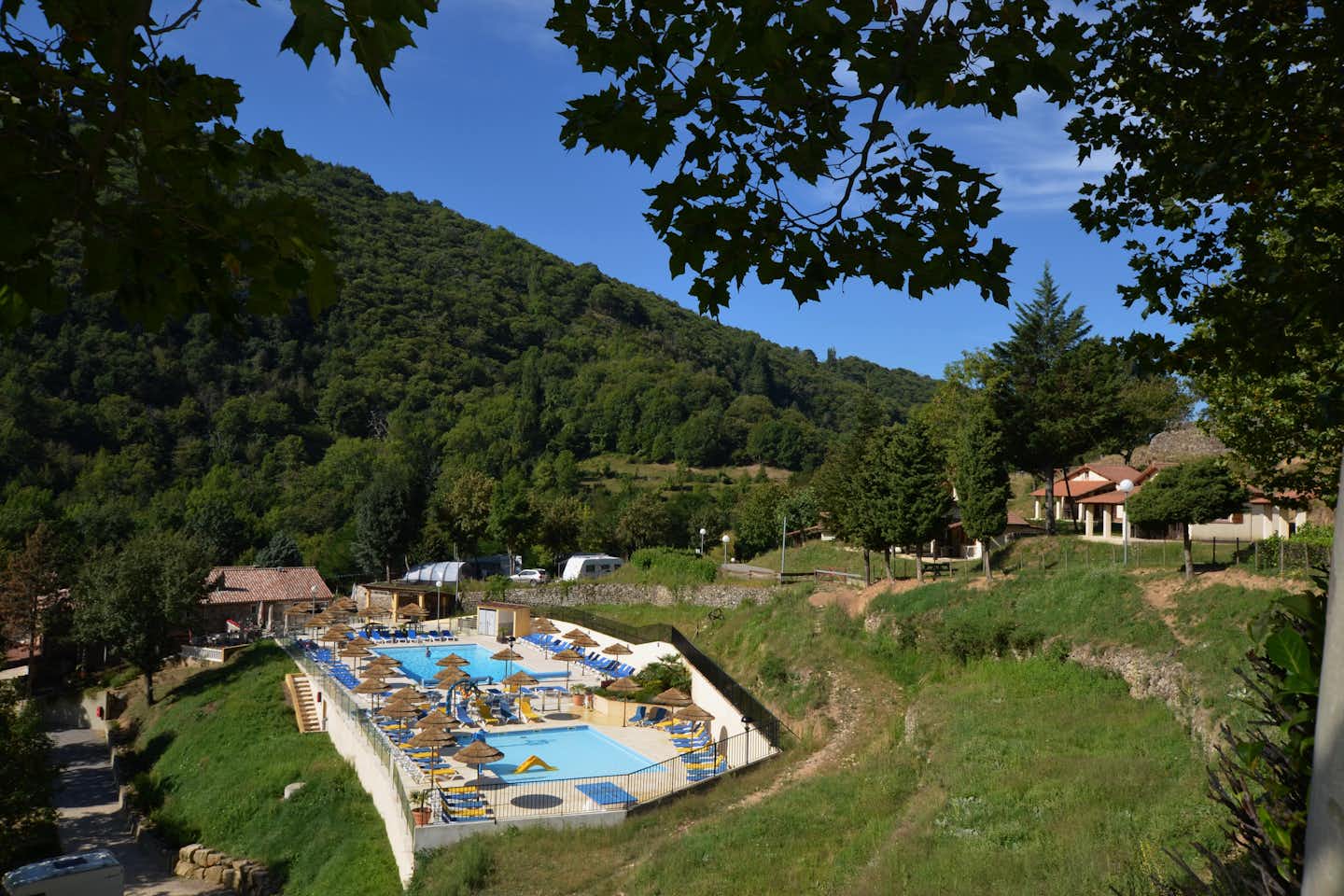 Camping L'Ardéchois - Blick auf den Campingplatz mit Pool