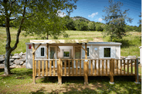 Camping L'Ardéchois - Blick auf ein Mobilheim mit Terrasse