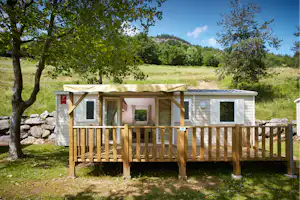 Camping L'Ardéchois - Blick auf ein Mobilheim mit Terrasse