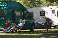 Camping Laredo - Camper entspannt auf seinem Stellplatz