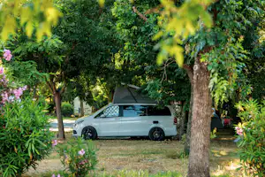 Camping L'Argentière - Stellplatz im Schatten der Bäume