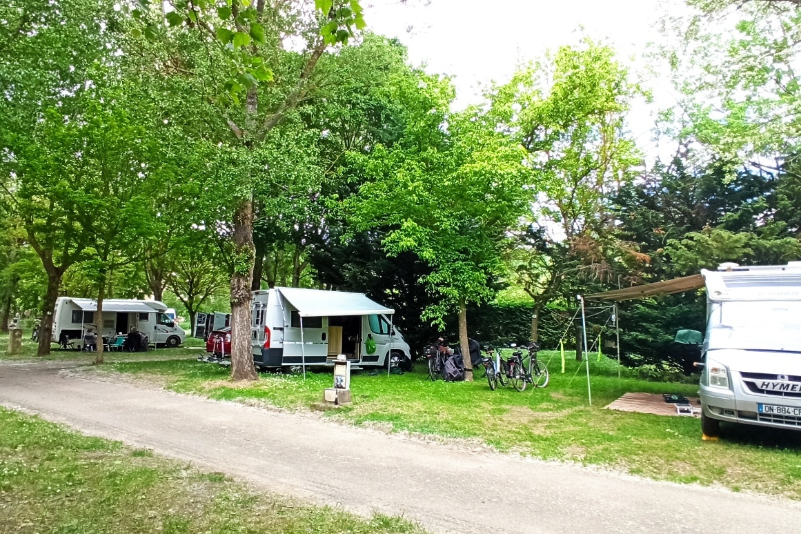 Camping Larribal - Standplätze unter Bäumen auf dem Campingplatz