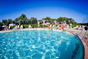 Camping Larrouleta - Kinder beim Baden im Freibad des Campingplatzes