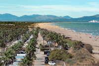 Camping Las Dunas - Blick auf nah am Strand gelegene Standplätze, den Strand und die bergige Umgebung