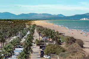 Camping Las Dunas - Blick auf nah am Strand gelegene Standplätze, den Strand und die bergige Umgebung