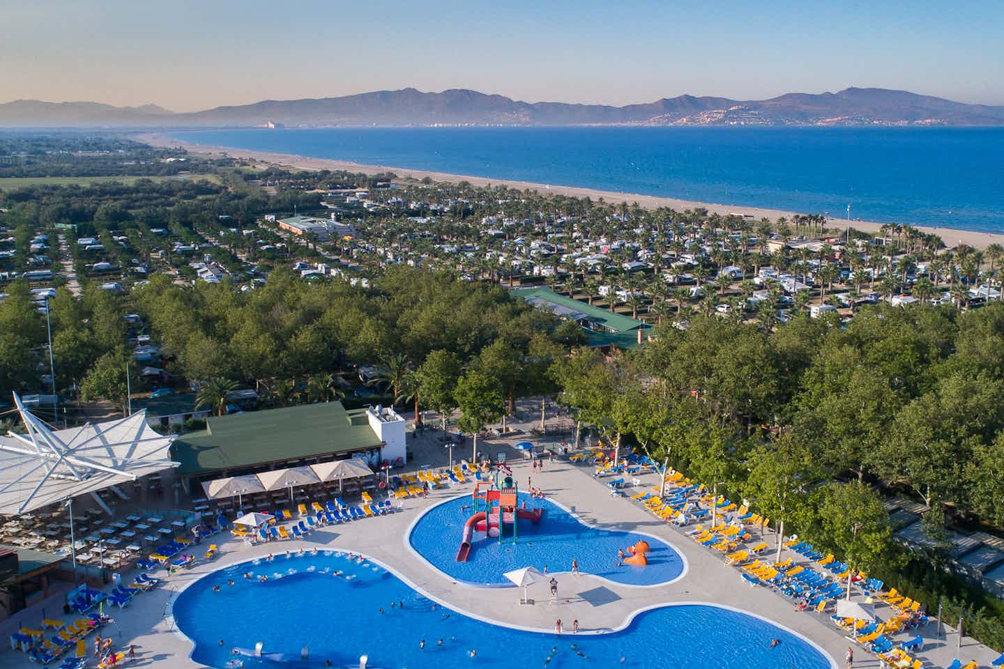 Camping Las Dunas - Vogelperspektive auf den Campingplatz, die Poollandschaft und die Küste mit Sandstrand