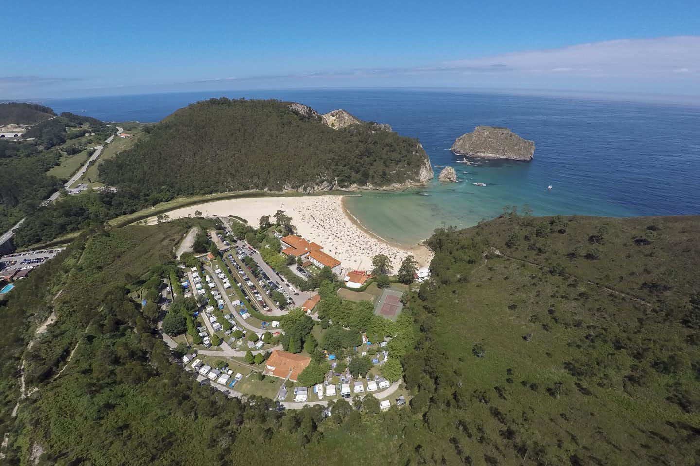 Camping Las Hortensias  -   Campingplatz mit Strand am Atlantischen Ozean aus der Vogelperspektive
