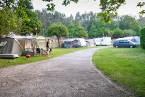 Camping Las Hortensias - Stellplatz vom Campingplatz auf grüner Wiese