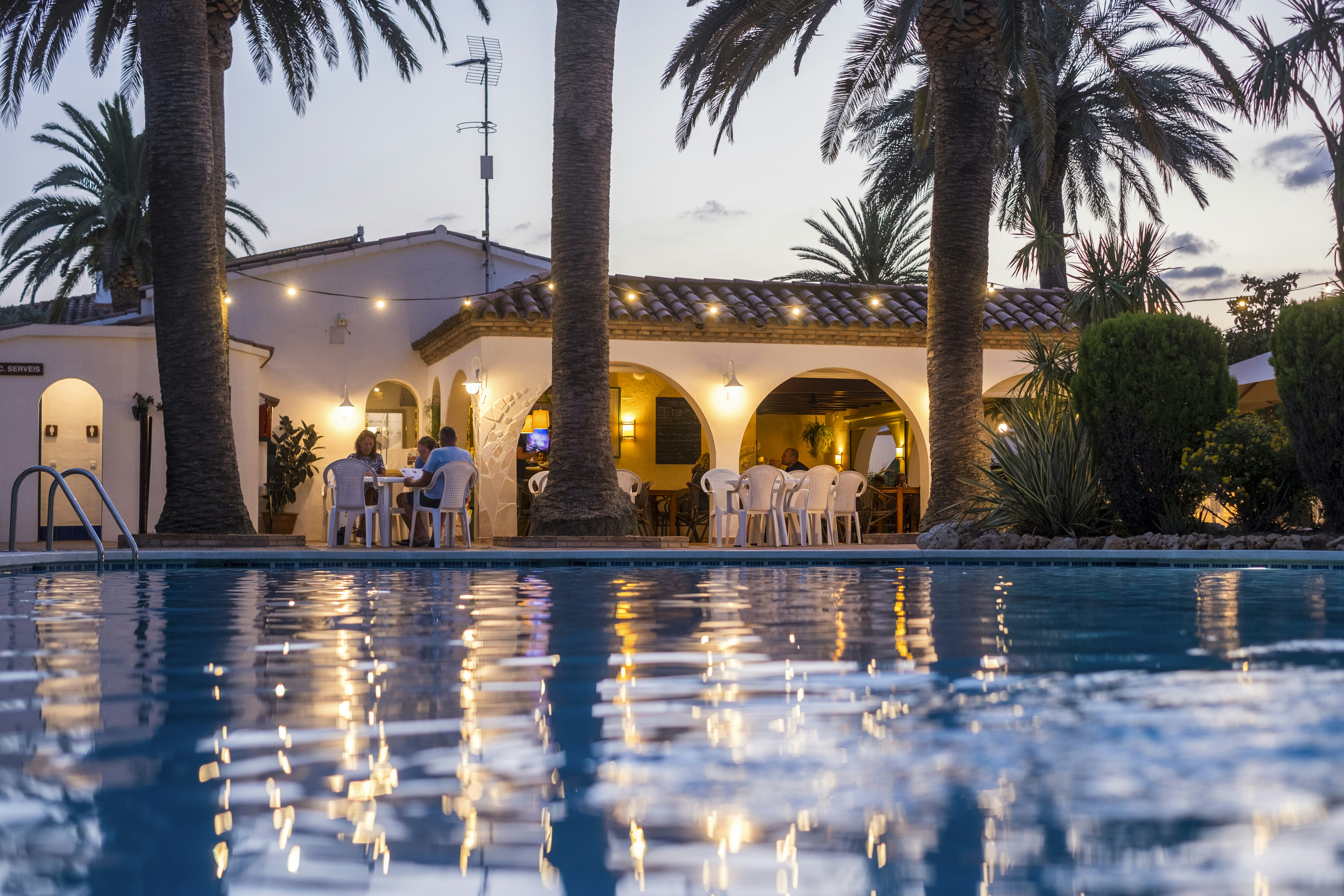 Camping Las Palmeras - Blick auf das Freibad am Abend