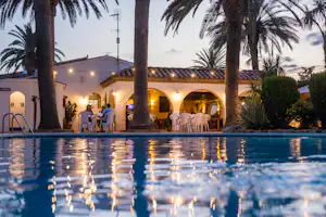 Camping Las Palmeras - Blick auf das Freibad am Abend