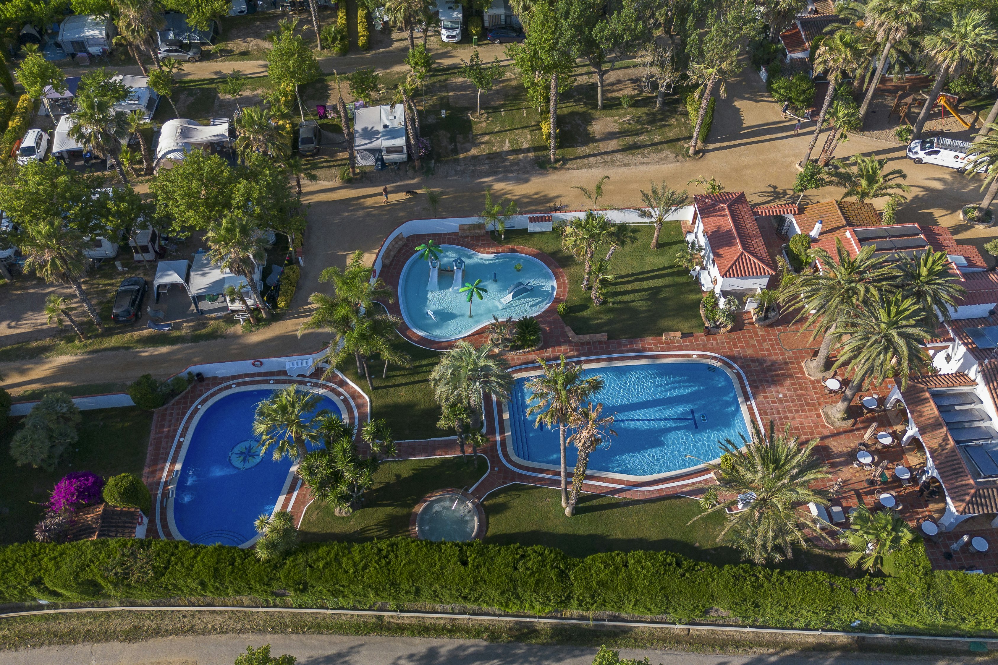 Camping Las Palmeras - Luftaufnahme der Pools auf dem Campingplatz