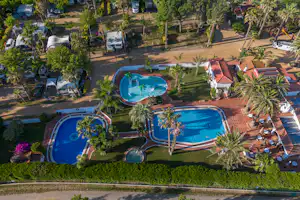 Camping Las Palmeras - Luftaufnahme der Pools auf dem Campingplatz