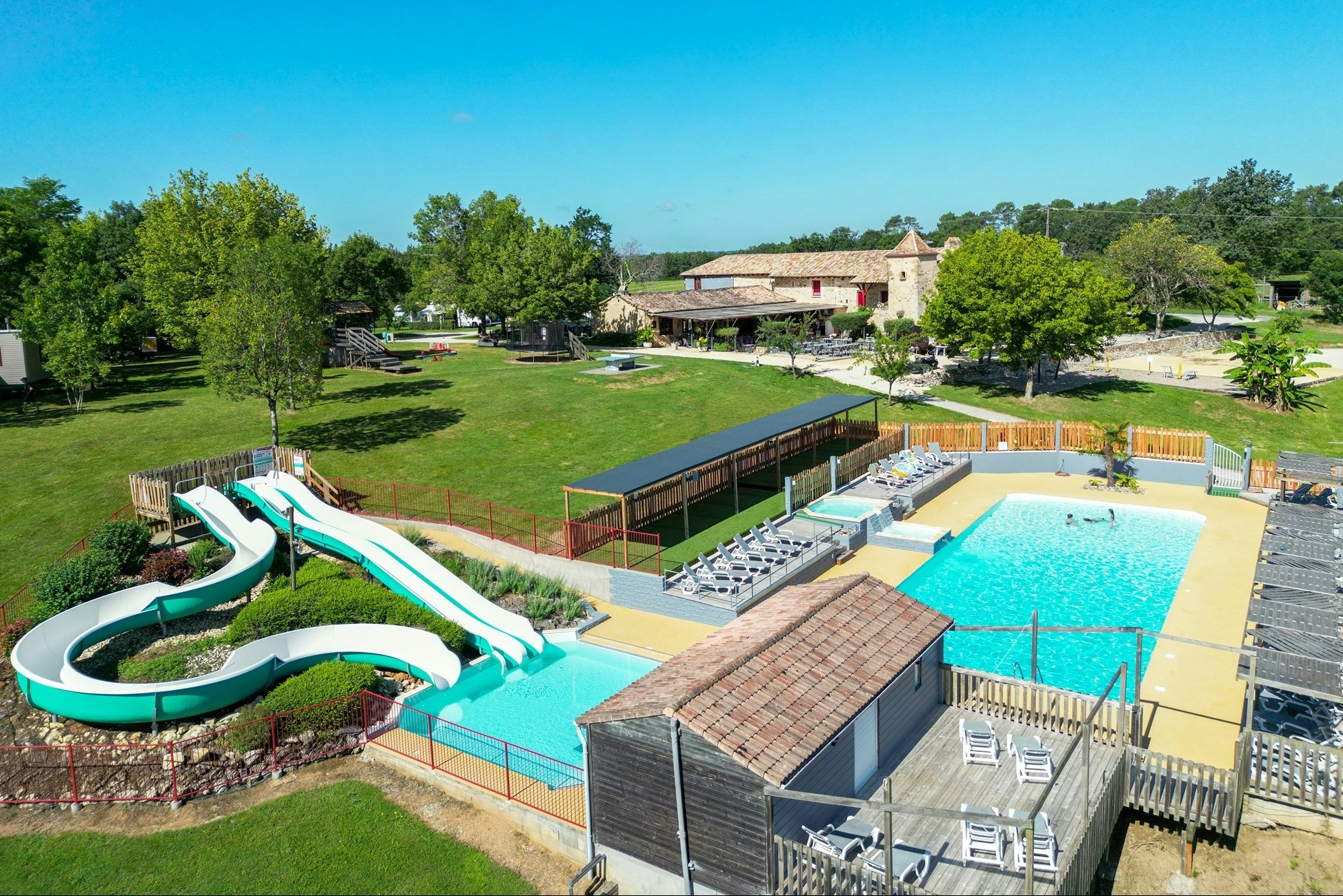 Camping Las Patrasses  - Pool im Freien mit Liegestühlen und Sonnenschirmen