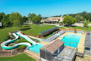 Camping Las Patrasses - Pool im Freien mit Liegestühlen und Sonnenschirmen