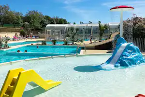 Yelloh! Village Lascaux Vacances - Campingplatzgelände mit Kinderbecken