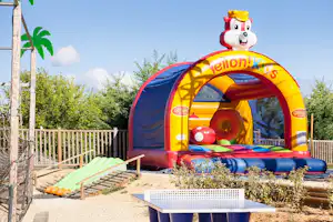 Yelloh! Village Lascaux Vacances - Hüpfburg auf dem Campingplatz
